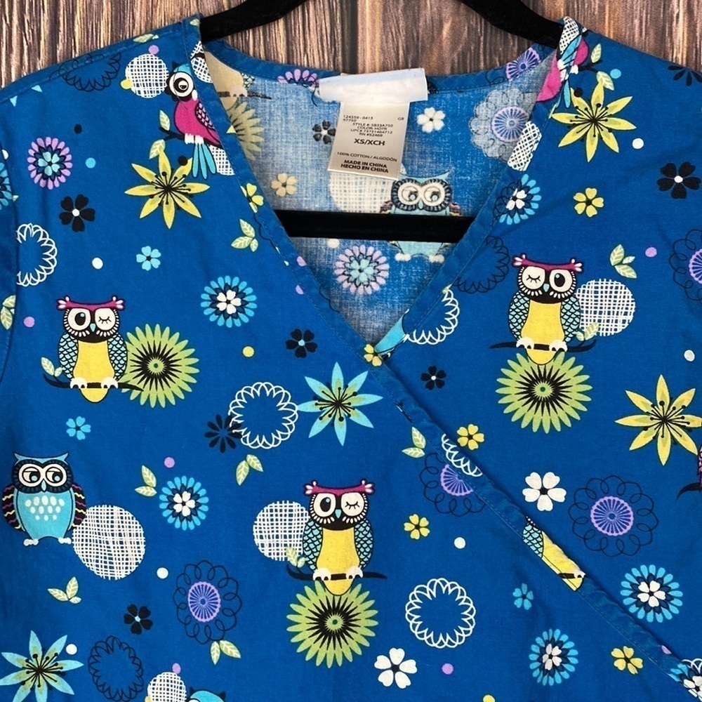 Woman’s Owl Themed Blue Scrub Shirt- Size XS - Picture 2 of 4